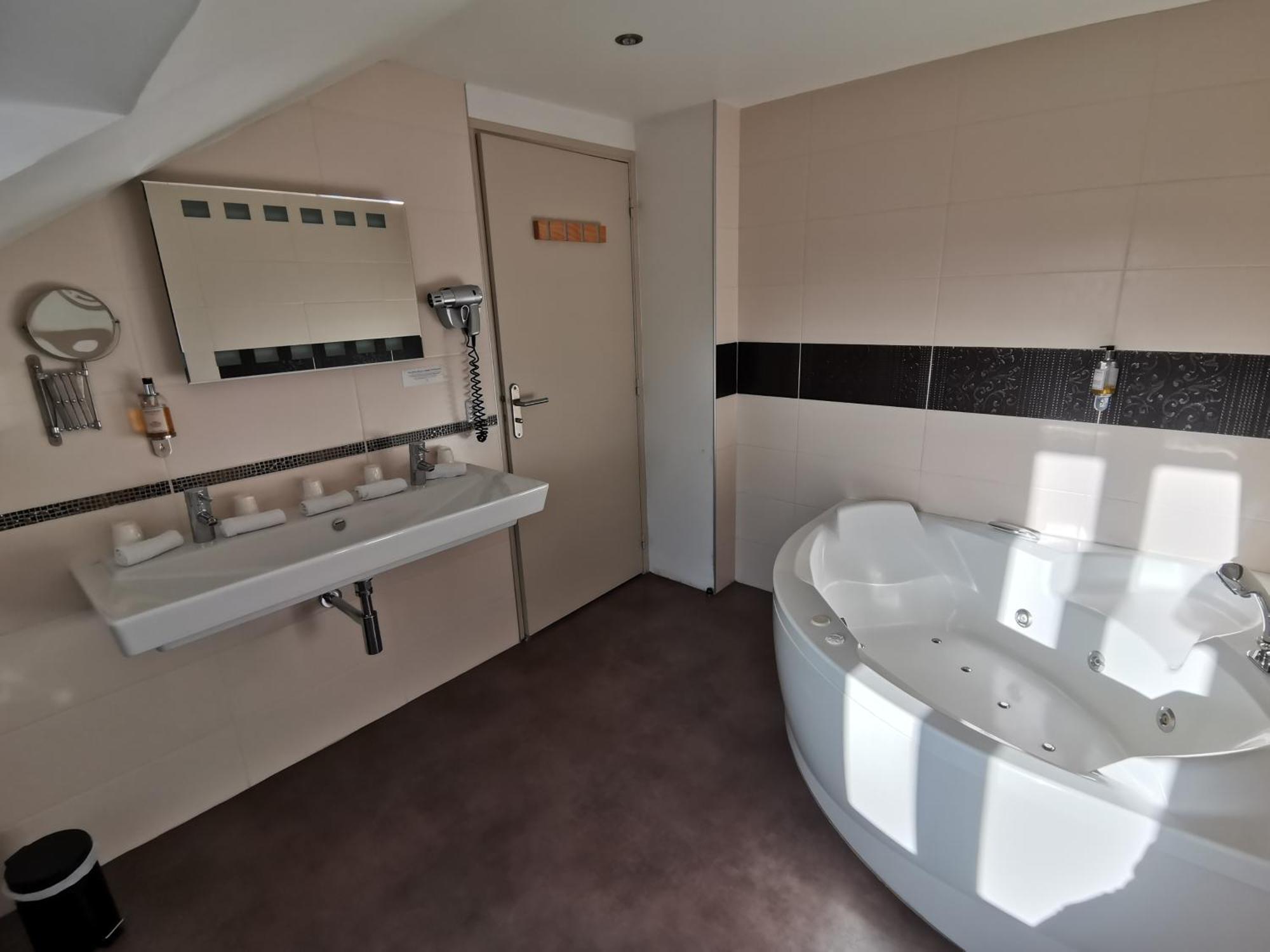 Logis Hotel Le Cerf Бриар Экстерьер фото