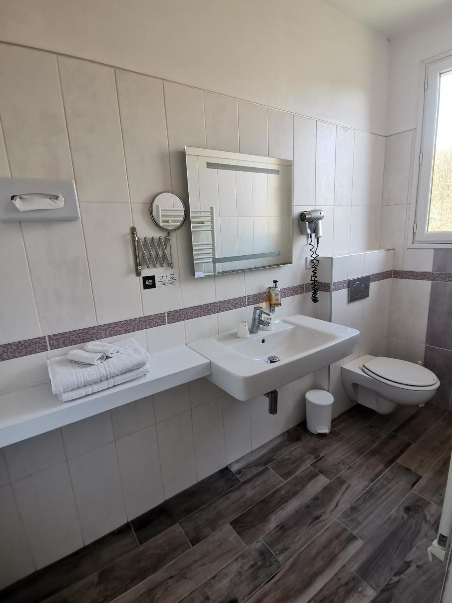 Logis Hotel Le Cerf Бриар Экстерьер фото